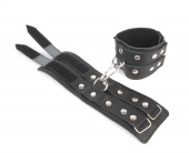 Черные широкие кожаные наручники с заклепками на карабине