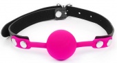 Розовый кляп-шарик с черным регулируемым ремешком
