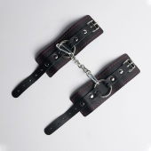 Черные кожаные наручники с красной строчкой