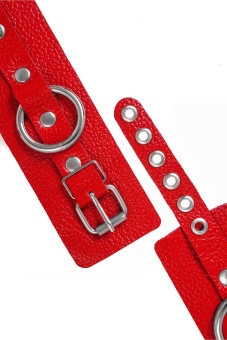 Красные мягкие кожаные наручники с люверсами