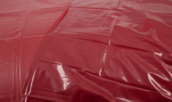 Ткань-простынь виниловая для эротических игр Vinyl Bed Sheet красная