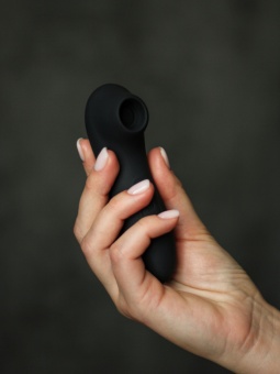 Черный вакуумный стимулятор клитора Curvy