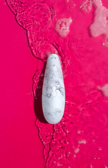 Бесконтактный клиторальный стимулятор Womanizer Classic 2 Marilyn Monroe белый мрамор