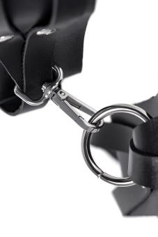 Черные кожаные оковы с двумя перекрёстными ремешками