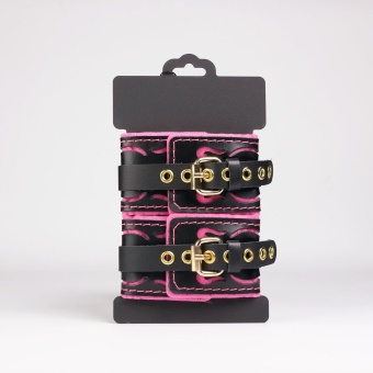 Черные кожаные оковы с розовой строчкой