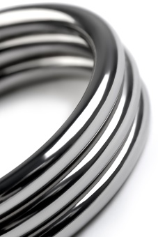 Металлическое кольцо на пенис