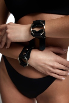 Черные кожаные наручники с кольцом