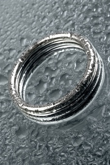 Металлическое кольцо на пенис