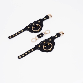 Черные наручники с золотистой фурнитурой