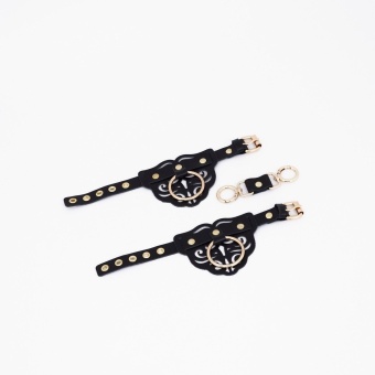Черные кожаные наручники с клепками, кольцами и золотистой фурнитурой
